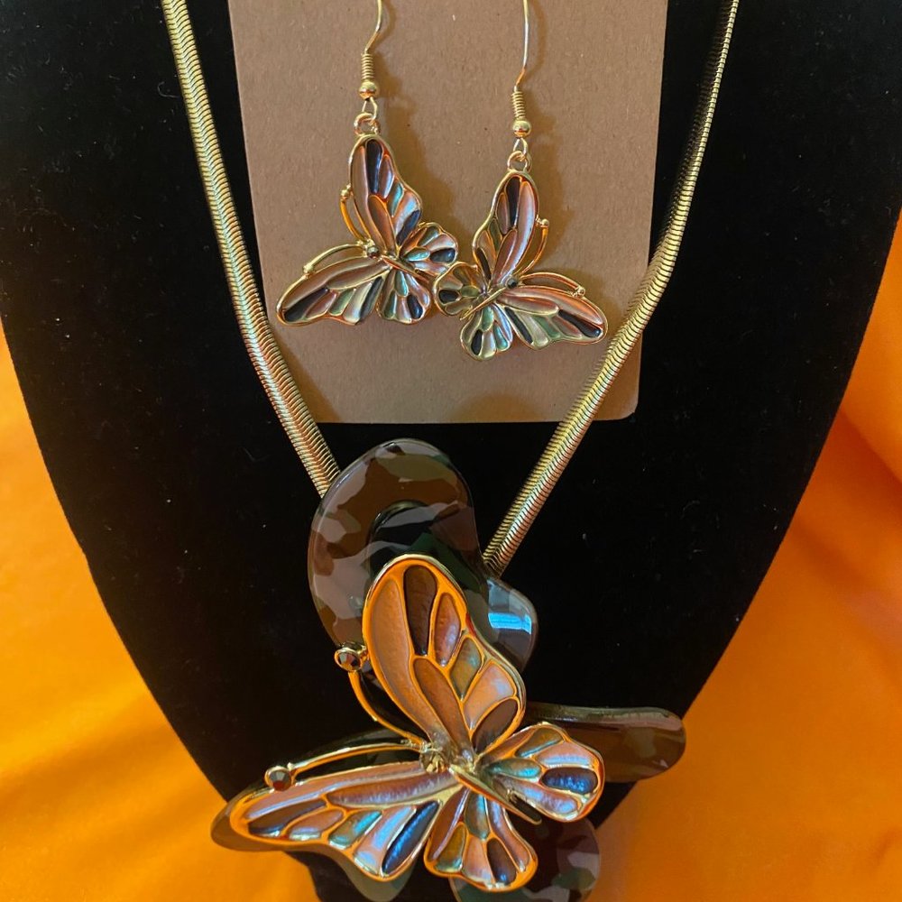 Women's Camouflage Necklace and Earring Set - Brand New
